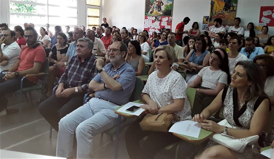 Profesorado, padres, madres y alumos en el acto. 