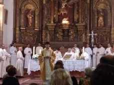 Sacerdores durante la primera Eucaristía de Conejero. 