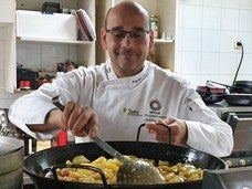 Caparrós en la cocina de su negocio. 