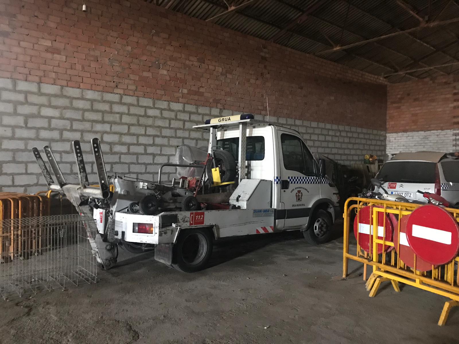 La grúa en cocheras. 