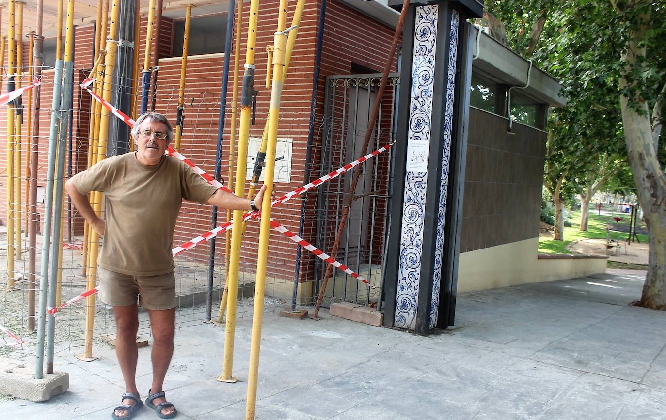 Palomares frente a las obras del kiosko. 