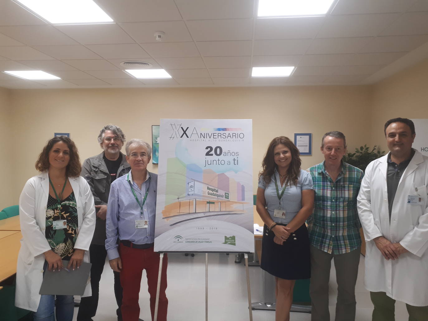 El jurado posa con el cartel ganador. 