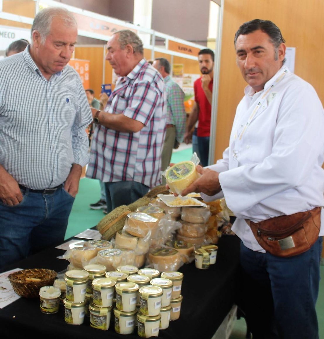 Una cincuentena de empresas del sector de la automoción, energías renovables, de productos agroalimentarios y de seguros muestran sus últimas tendencias en la Feria Mutisectorial Ciudad de Andújar