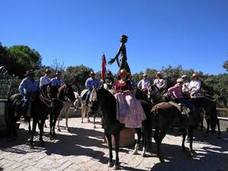 Jinetes y amazonas de la Peña Los Romeros El Madroño Virgen de la Cabeza en el Monumento del Peregrino 