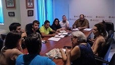 Participantes durante la primera reunión celebrada en la sala de comisiones del Ayuntamiento. 