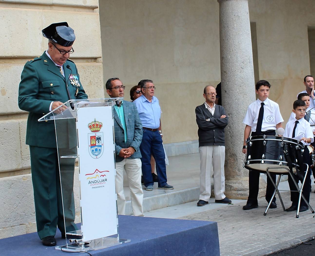 La ciudad de Andújar ha rendido honores a la bandera de España y en un acto que se ha celebrado esta mañana en la Plaza de España, donde se ha izado la enseña nacional y se ha tributado un homenaje a los Guardias Civiles caídos. Después se celebrado una Eucaristía en la parroquia de la Divina Pastora, donde la sociedad iliturgitana ha acompañado a la Benemérita. La jornada ha concluido con una copa en la Casa Cuartel de la Guardia Civil.