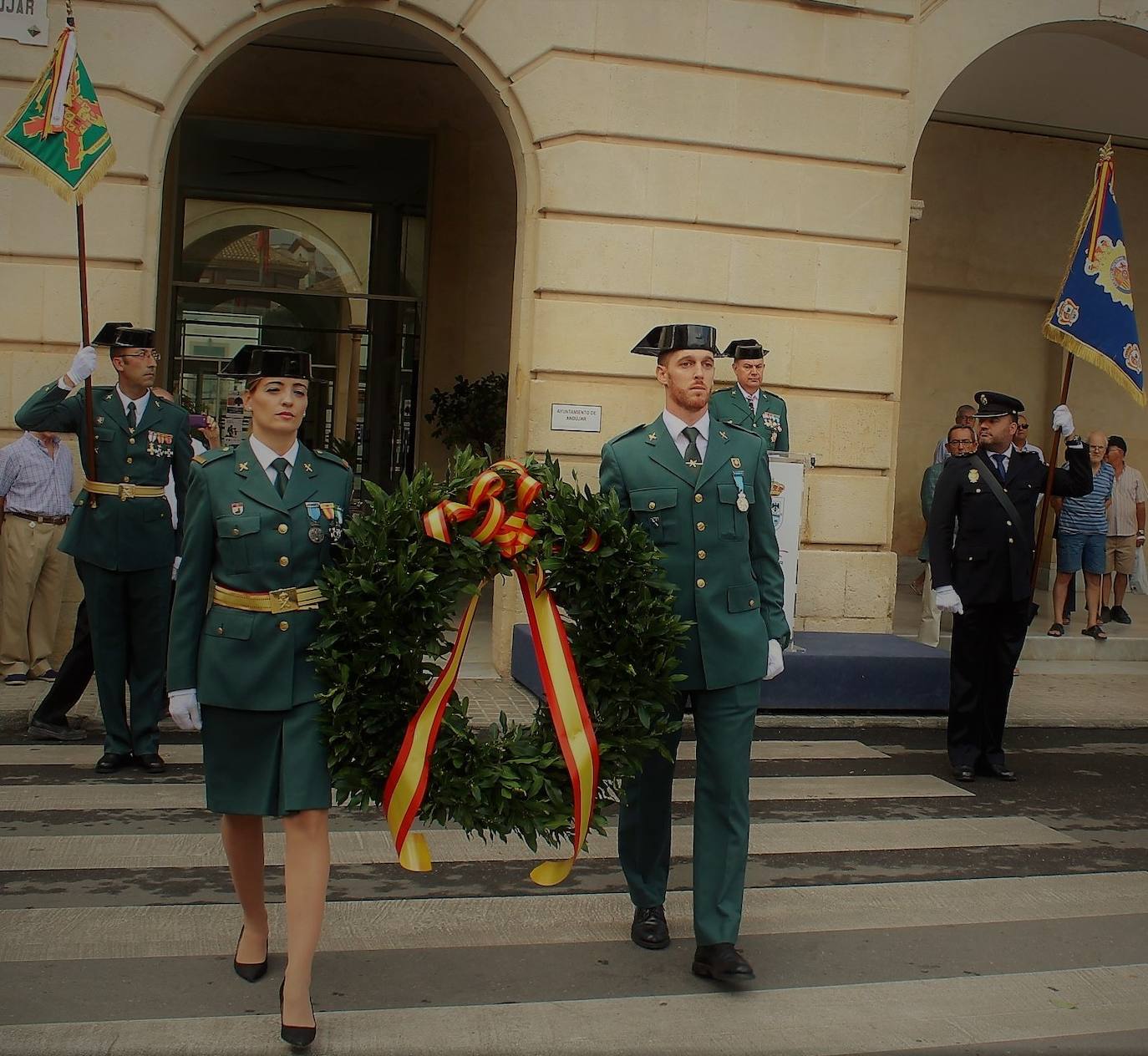 La ciudad de Andújar ha rendido honores a la bandera de España y en un acto que se ha celebrado esta mañana en la Plaza de España, donde se ha izado la enseña nacional y se ha tributado un homenaje a los Guardias Civiles caídos. Después se celebrado una Eucaristía en la parroquia de la Divina Pastora, donde la sociedad iliturgitana ha acompañado a la Benemérita. La jornada ha concluido con una copa en la Casa Cuartel de la Guardia Civil.