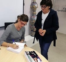 La autora firmando un ejemplar. 