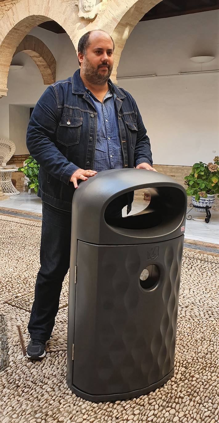 Juan Francisco posa con el modelo de papelera. 