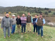 Luis Villa, con vecinos de la zona. 