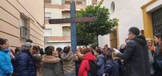 Los niños y niñas de la catequesis portaron la cruz por los aledaños de la parroquia de San Bartolomé. 