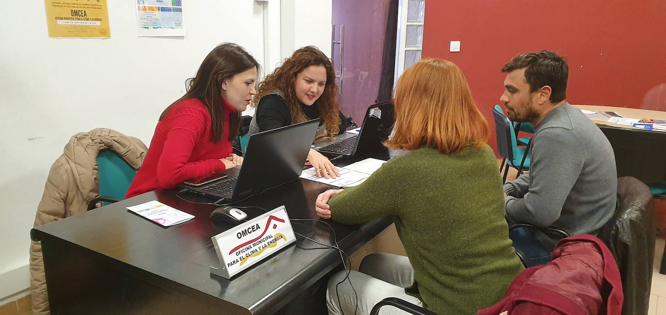 María Córdoba y Ana Expósito atienden a una familia. 