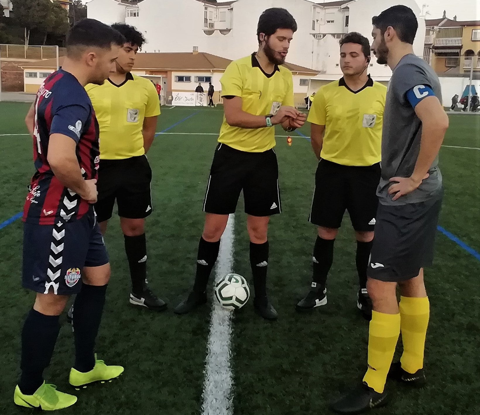 Saludo de los dos capitanes con el trío arbitral como testigo. 