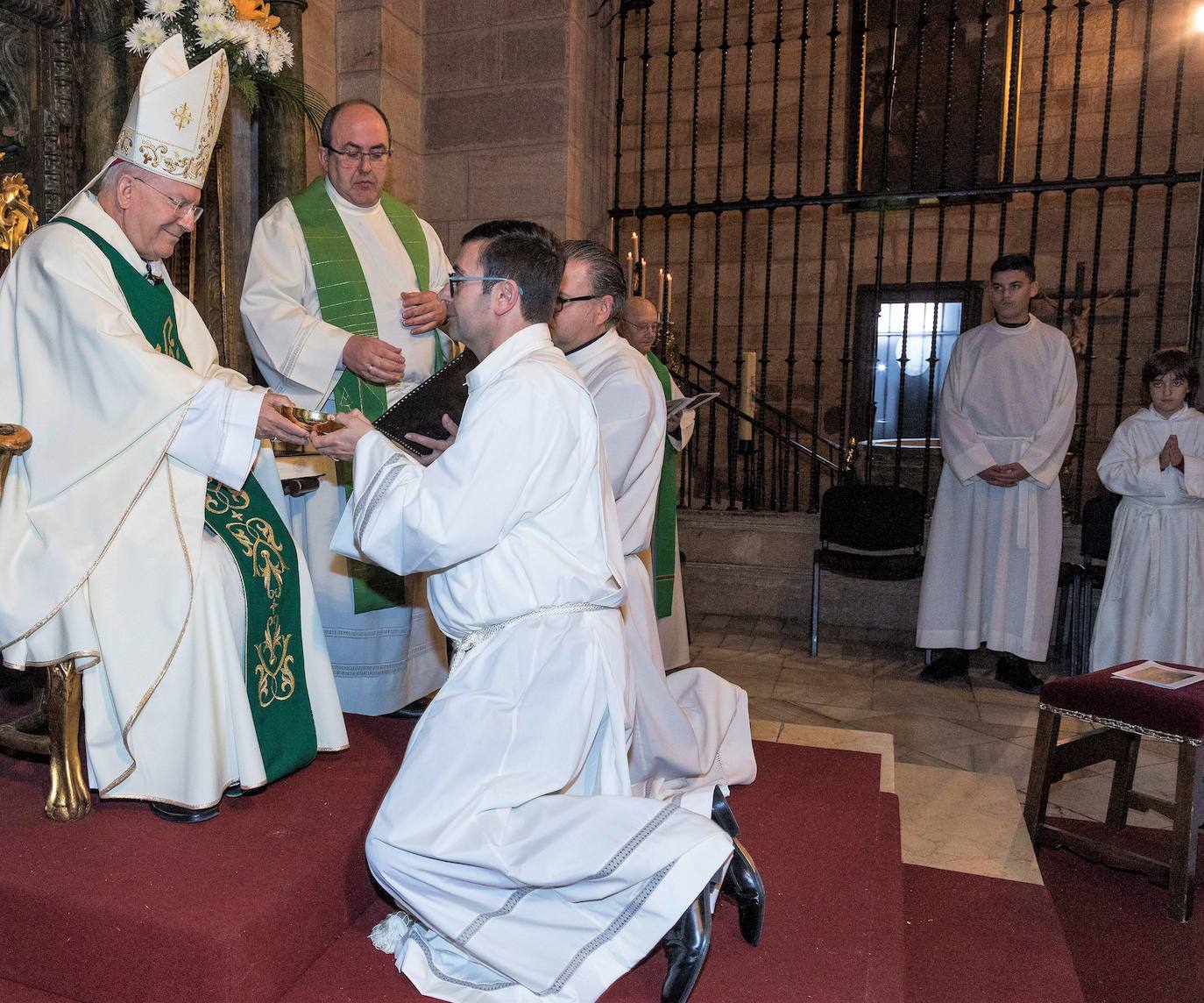 El obispo de Jaén, Amadeo Rodríguez entregó la patena y el Evangelio al futuro diácono. 