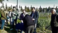 El edil de Agricultura, Juan Muñoz, y técnicos del área, ayer durante la firma de adjudicación. 