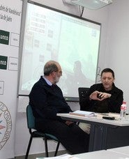 El literato, a la derecha, junto con el profesor de Lengua, Adolfo Fuentes. 