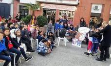 Alumnado duante la lectura en la Plaza Rivas Sabater. 