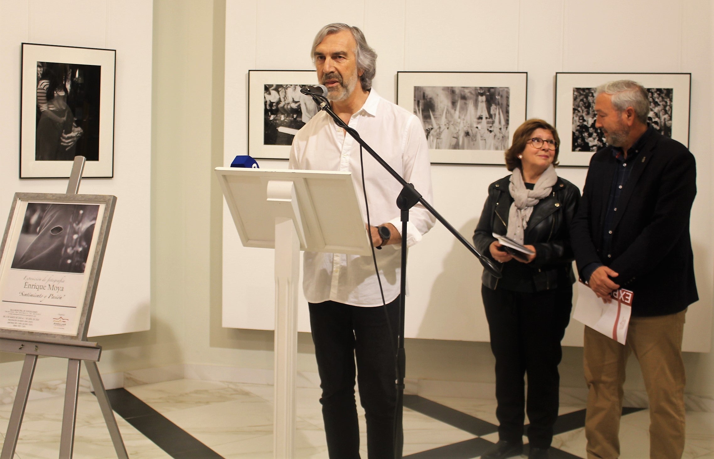 Enrique Moya durante se dirige a los asistentes en la inauguración. 