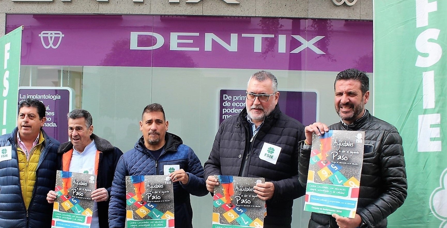 Integranrtes del FSIE ayer con las pancartas en la céntrica calle Ollerías. 