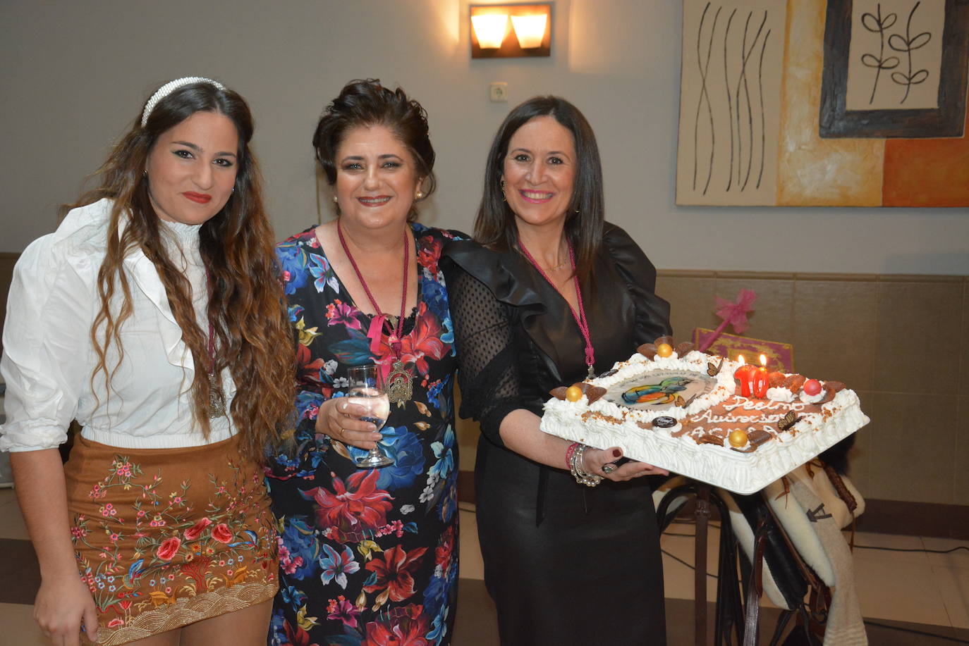 Carmen Trigo, Mercedes Fernández y Teresa Flores con la tarta de cumpleaños. 