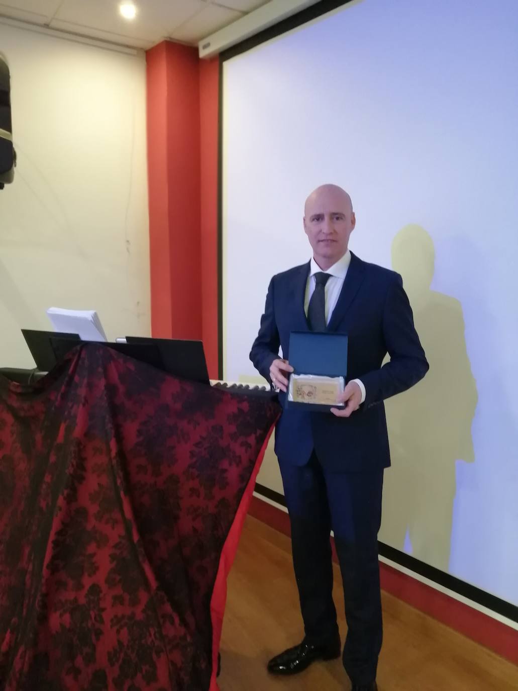 Antonio Pareja posa con la placa 