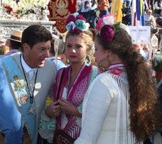 Manuel Vázquez alietna a sus hijas en la Romería del año pasado, donde la hermana mayor, Eva Soto (esposa y madre de ellas) tuvo una caída con el caballo 