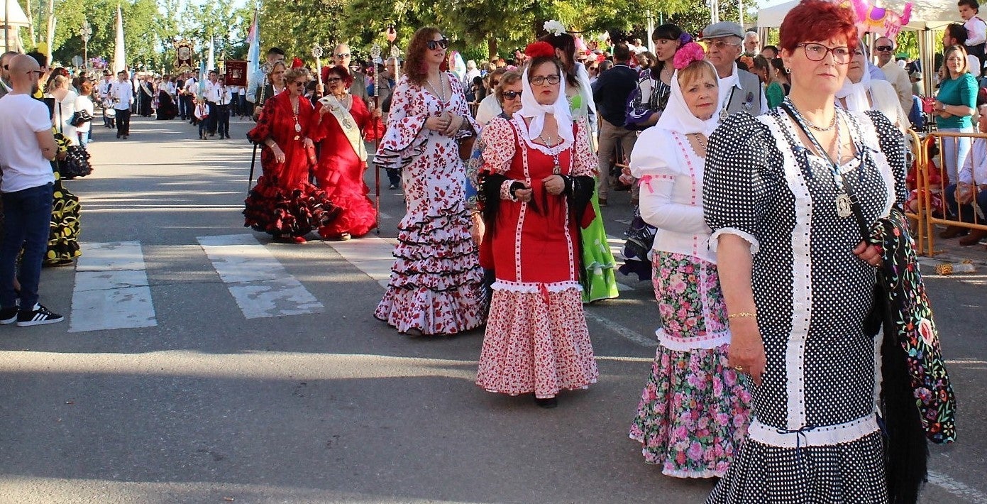 Mujeres ataviadas de flamenca y chulapa en la recepción de cofradías del viernes de romería 