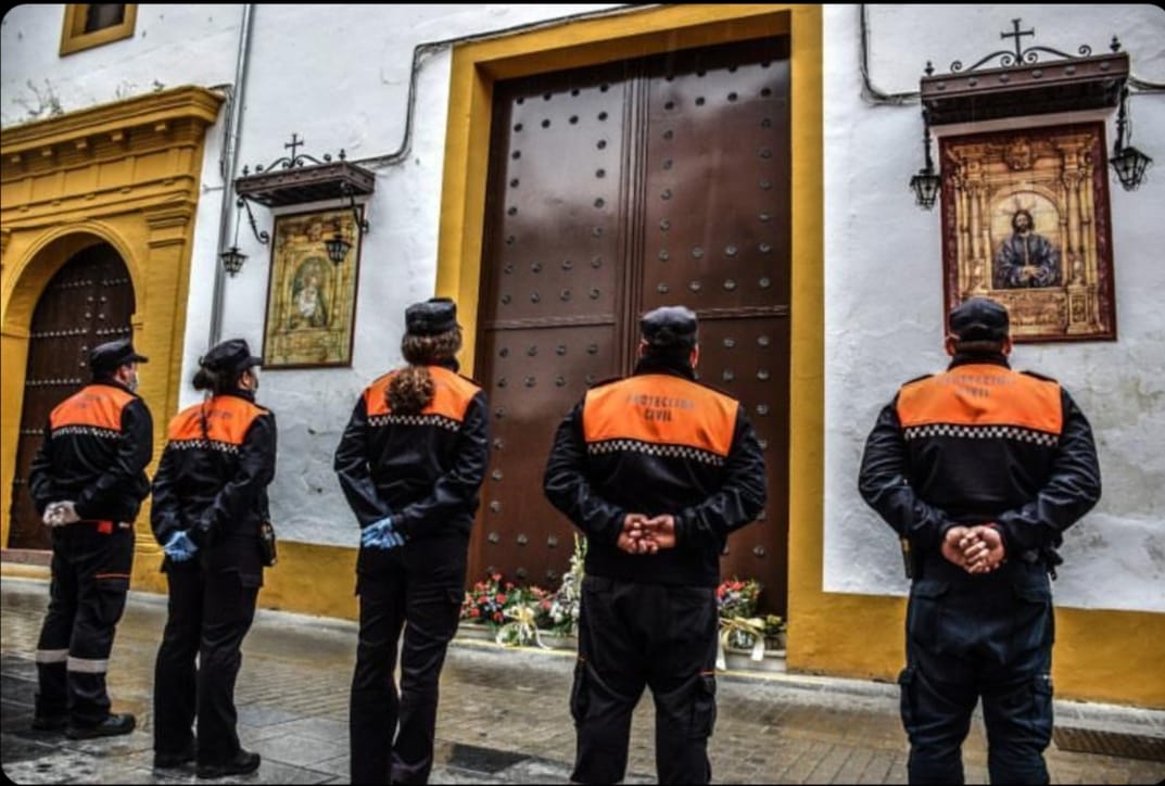 Voluntarios de Protección Civil, a las puertas de la capilla del Antiguo Hospital, sede canónica de la Hermandad del Buen Remedio. 