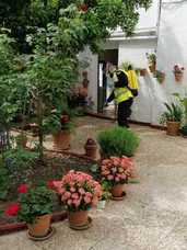 Un integrante de la UME durante unas labores de desinfección en la Casa-Hogar Residencia de Cáritas. 