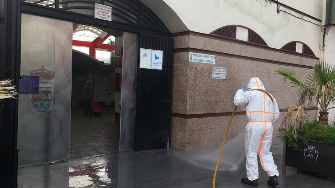 Trabajos de desinfección en la Plaza de Abastos. 