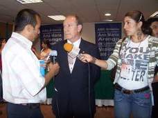 Miguel González, en centro, en una entrevista que le hicieron para las televisiones de Colombia.