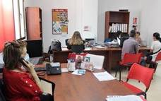 Ascensión Navas, en primer término, atiende una llamada telefónica en la sede de Cruz Roja. 