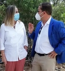 La consejera de Fomento Mari Fran Carazo y el alcalde, conversan el día en que se inaguró la reforma del Puente del Jándula 