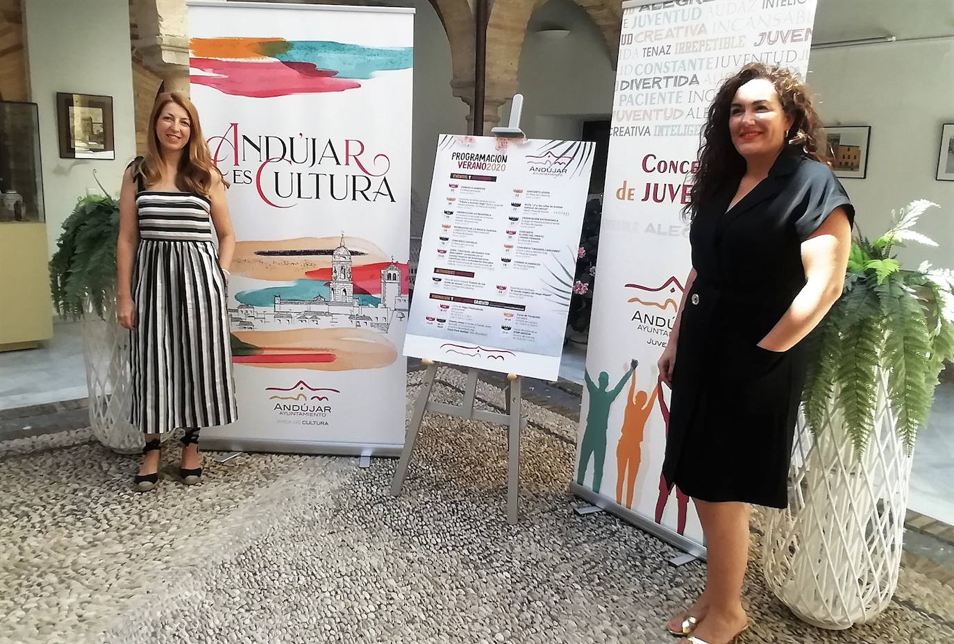 Alma Cámara y Teresa Fernández-Pacheco, ayer en el patio de Don Gome tras la presentación de las ofertas. 