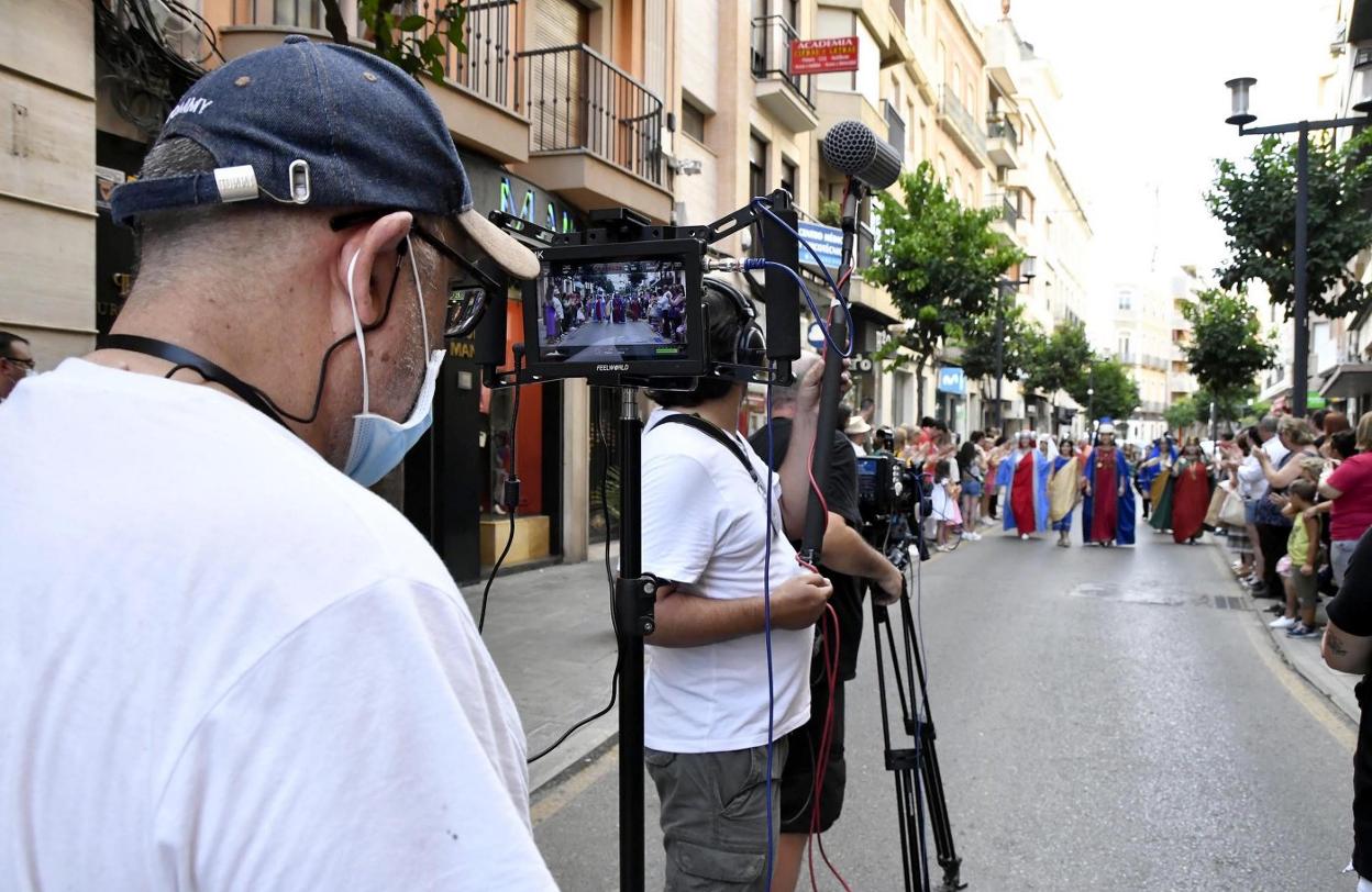 El director de cine Tomás Aceituno, en primer término, durante la grabación de la escena del desfile. 