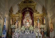 La Virgen de la Cabeza preside un altar en el presbiterio del Santuario en la celebración del triduo