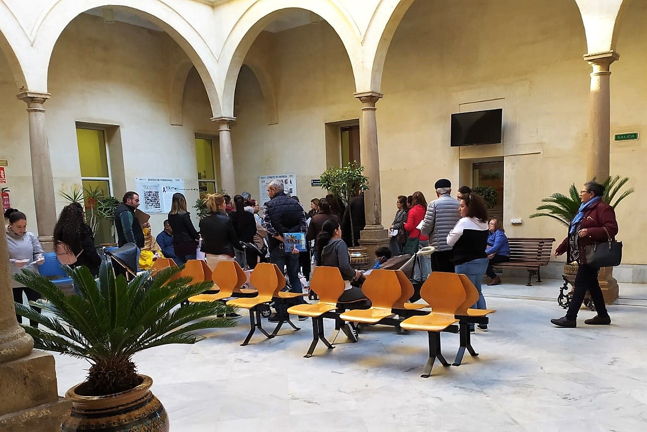 Vecinos hacen colas en la oficina antes de la llegada de la pandemia. 