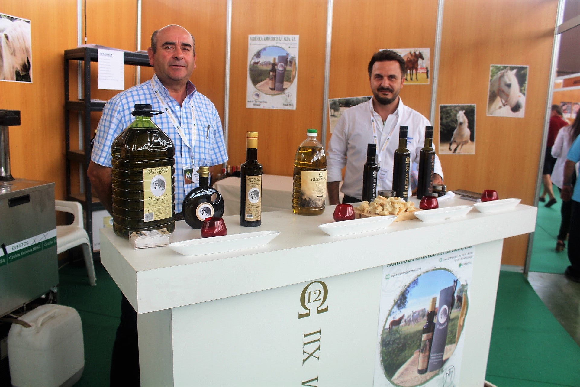 Alfonso Vidal, a la derecha, durante su participación el año pasado en la Feria Multisectorial de Andújar, donde dio a conocer su marca OLEUM 12 . 