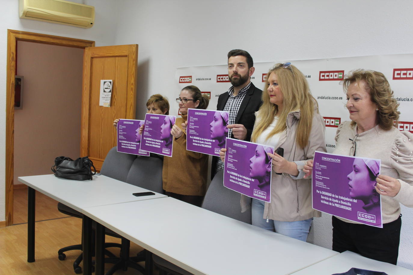 Trabajadoras del servicio y representantes de Comisiones Obreras, en el anuncio de la campaña de movilizaciones. 