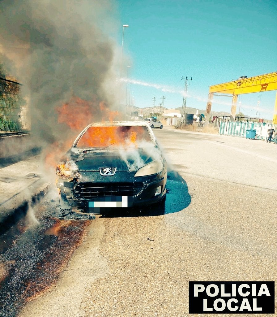 Coche incendiado en el Polígono Ave María. 