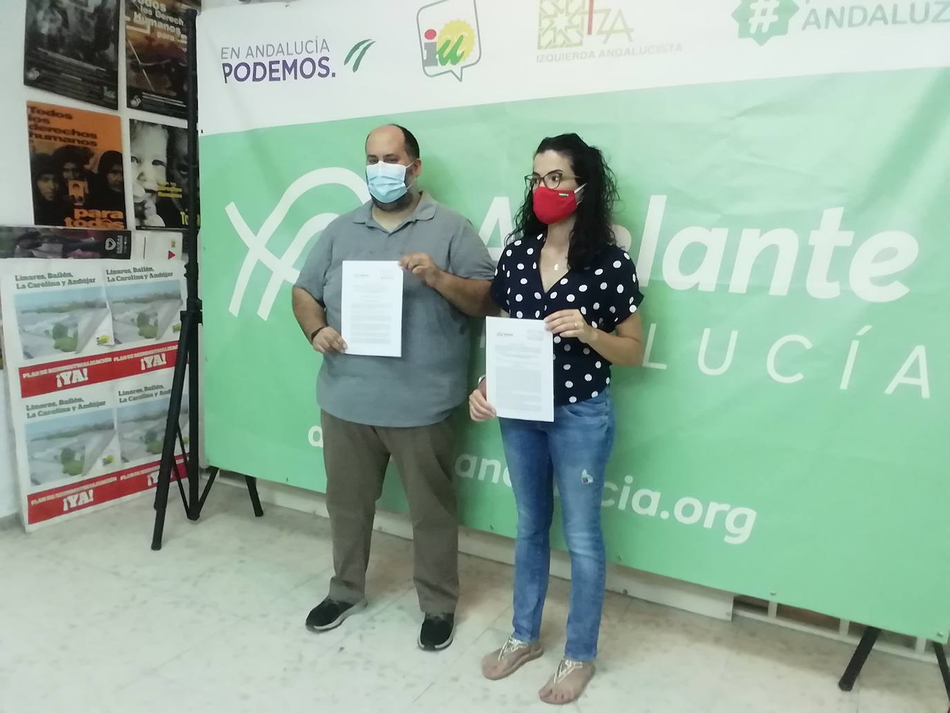 Juan Francisco Cazalilla y Carmen Barranco esta mañana en la sede local de Izquierda Unida. 