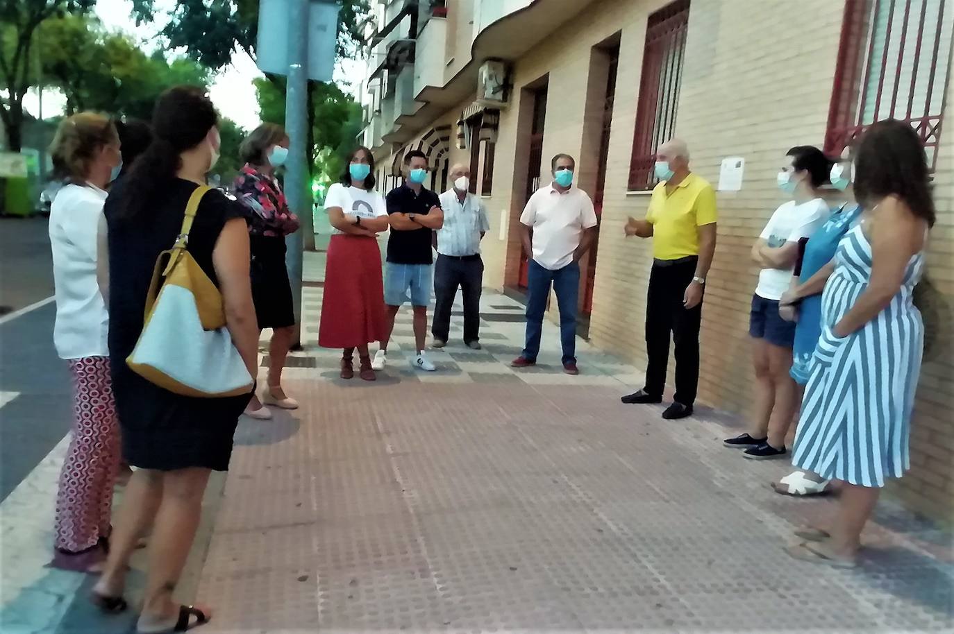 Los vecinos en la reunión. 