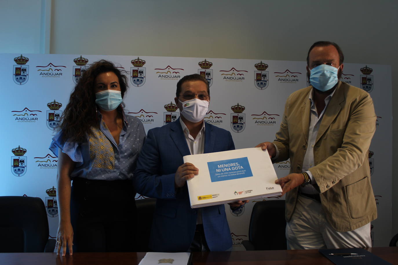 Teresa Fernández-Pacheco, Paco Huertas y Bosco Torremocha, tras la firma del convenio. 
