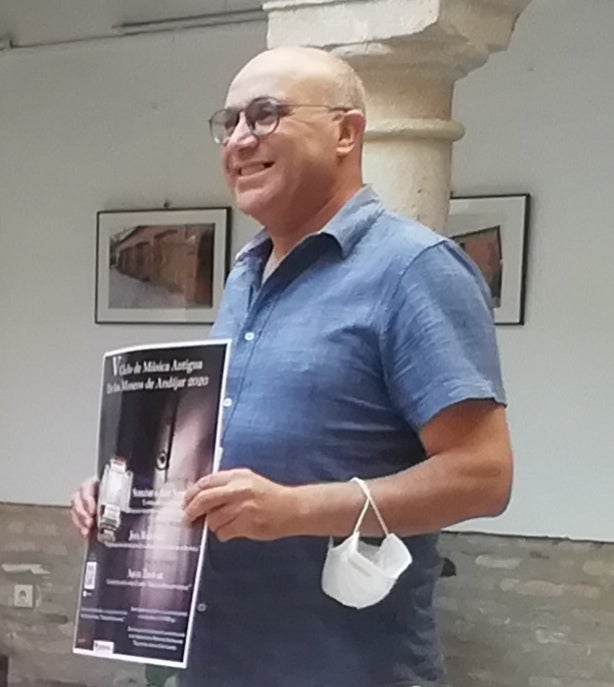 El conocido músico residente en la ciudad, Aziz Samsaoui, sigue con su creación por España