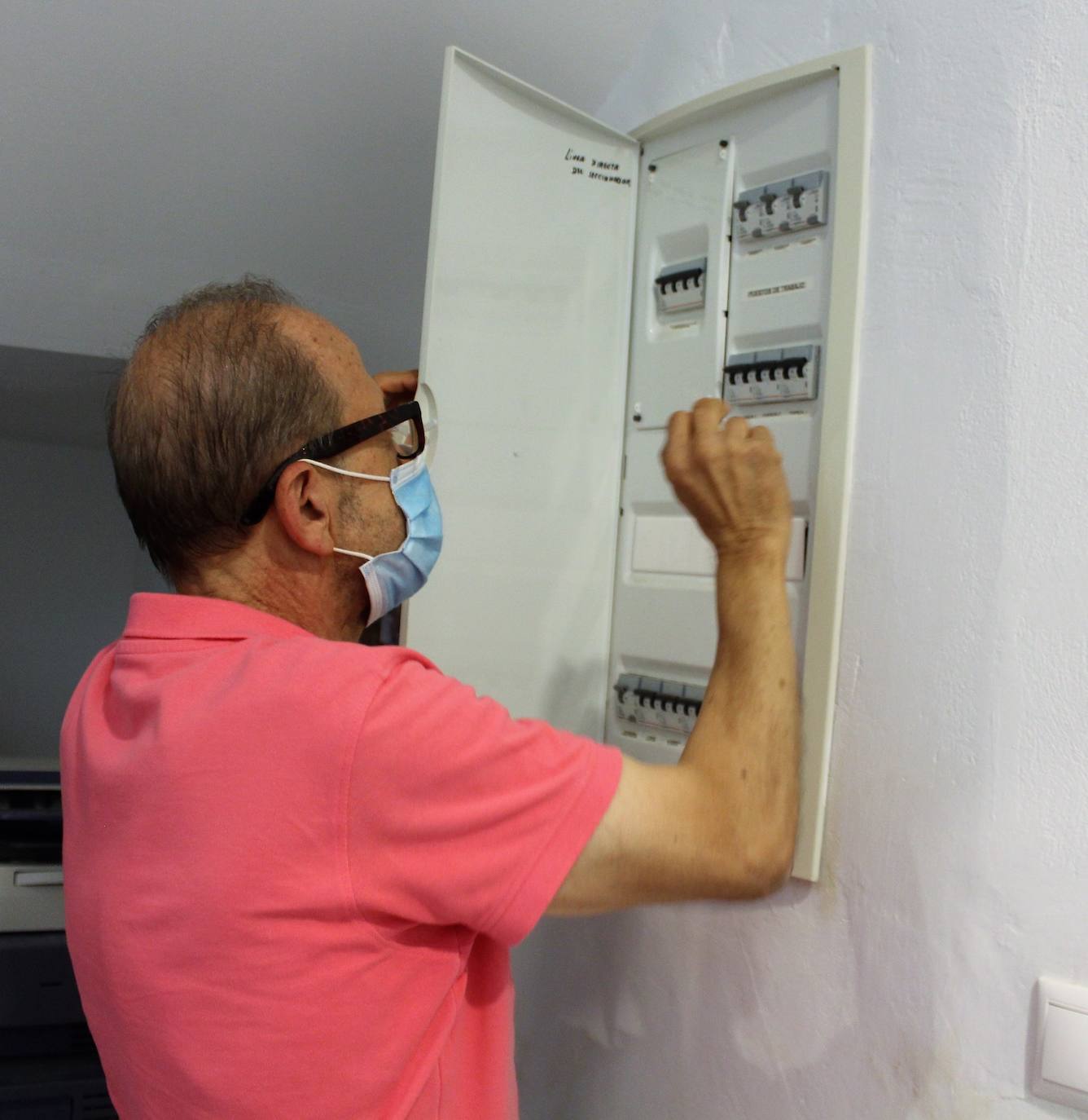 Un usuario maneja el cuadro de luces de un edificio público 