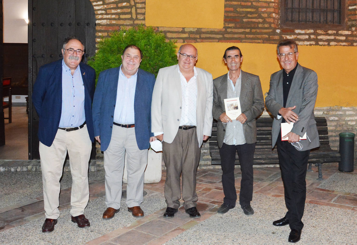 Manuel Toribio junto con los intervinientes en el acto. 