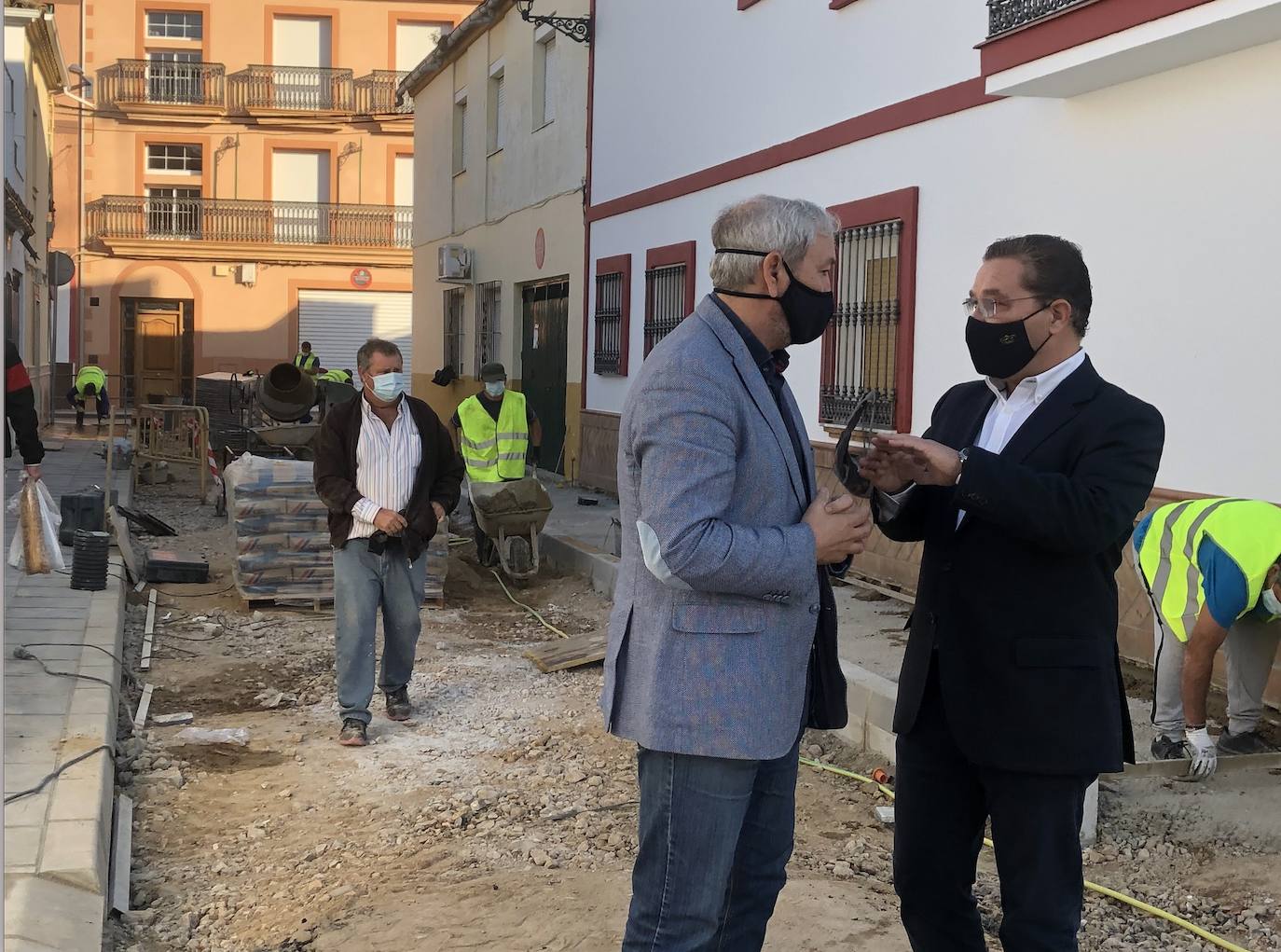 Lucas García y el alcalde en las obras de la calle Macarena.. 