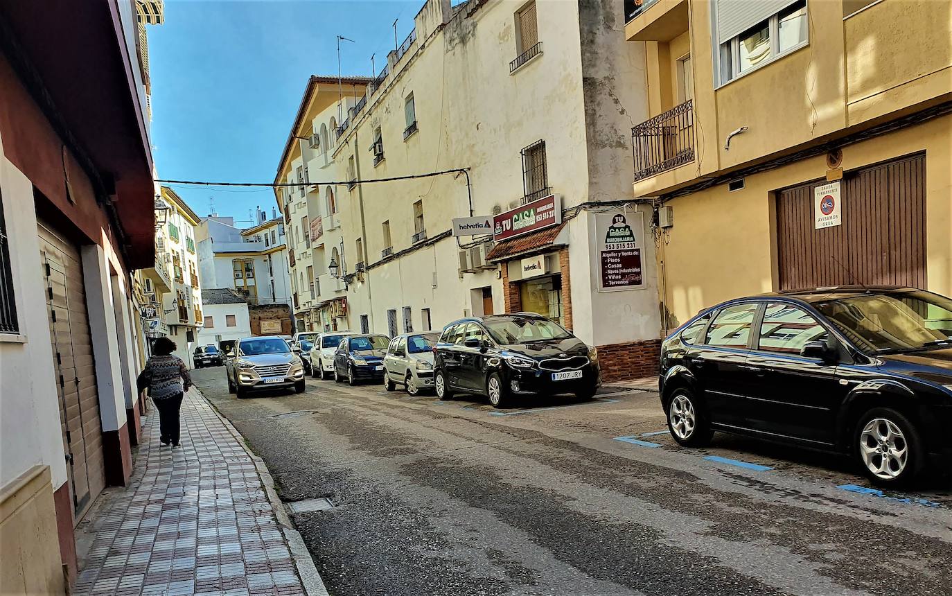 Calle Truco, ubicada en el cenrtro histórico con las murallas árabes al fondo. 