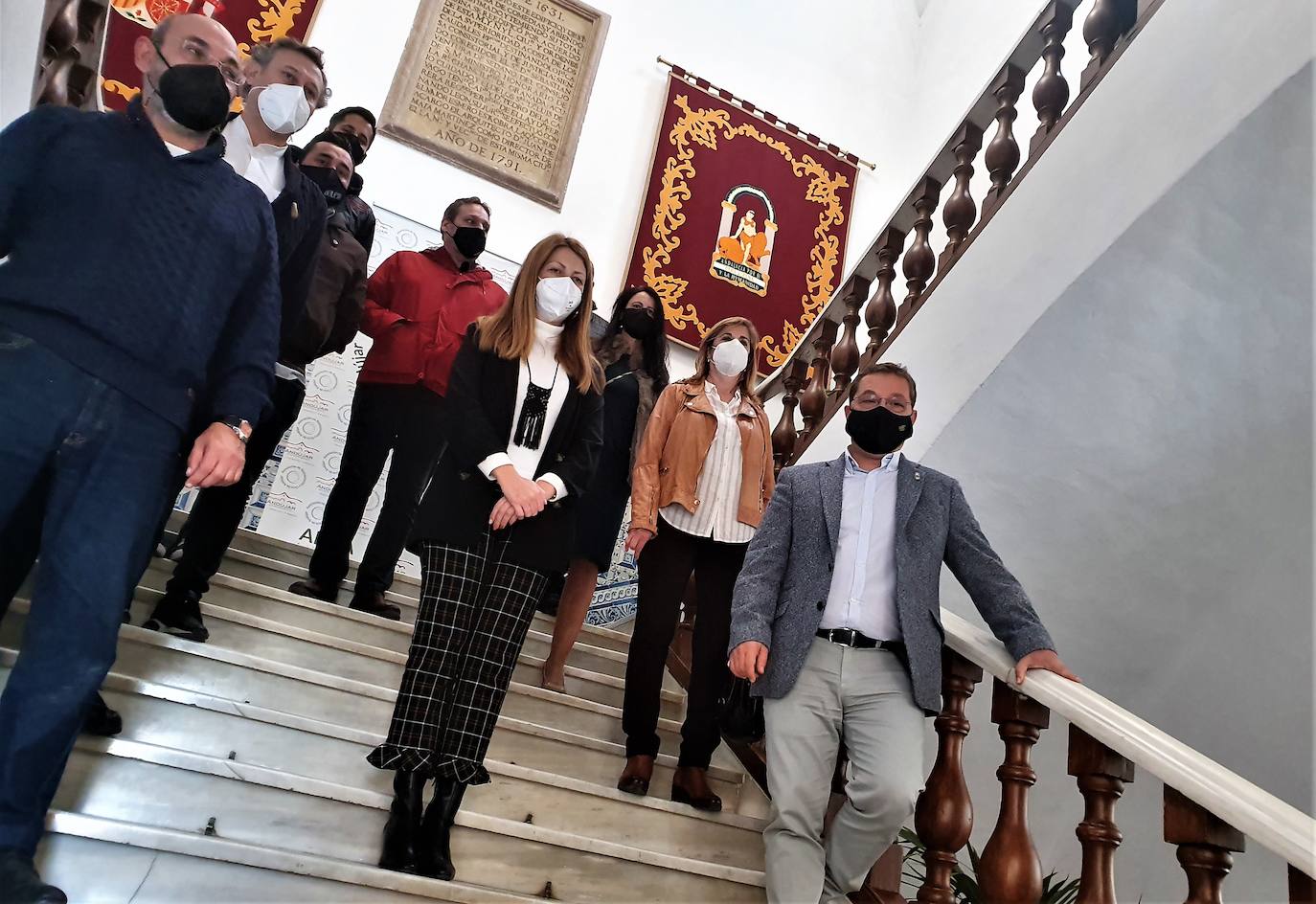 Responsables de la asociación con el alcalde y concejales en las escalinatas del Palacio Municipal. 