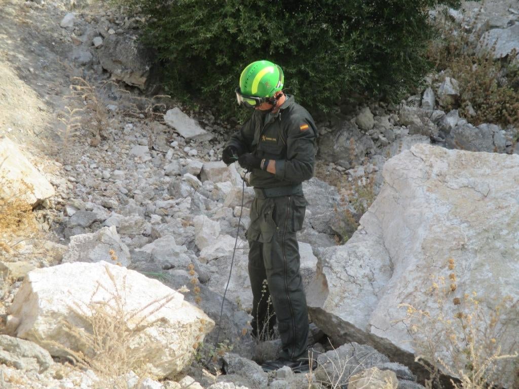 Un arficiero comprueba el estado del explosivo. 